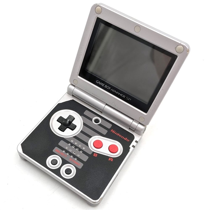 Gameboy Advance SP - Model AGS-001 - NES Edition - Konsol - SNR EPIC-CP-0045 (C Grade) (Genbrug)