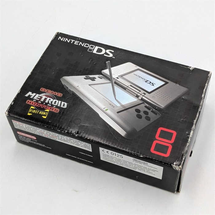 Nintendo DS - Platinum Silver - Metroid Prime Hunters Bundle - Konsol - SNR NEH10328682 (B Grade) (Genbrug)