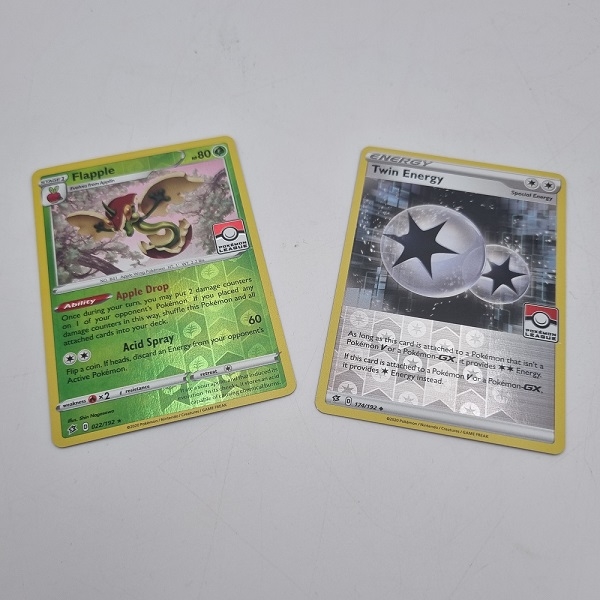 (Gratis ved køb for 300kr) Pokemon League Promo  Flapple og Twin Energy