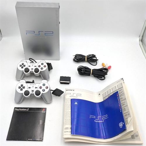 Playstation 2 - Satin Silver Prestige Line - Komplet I Kasse - SCPH-50004 SS - SNR AC2829504 (B Grade) (Genbrug)