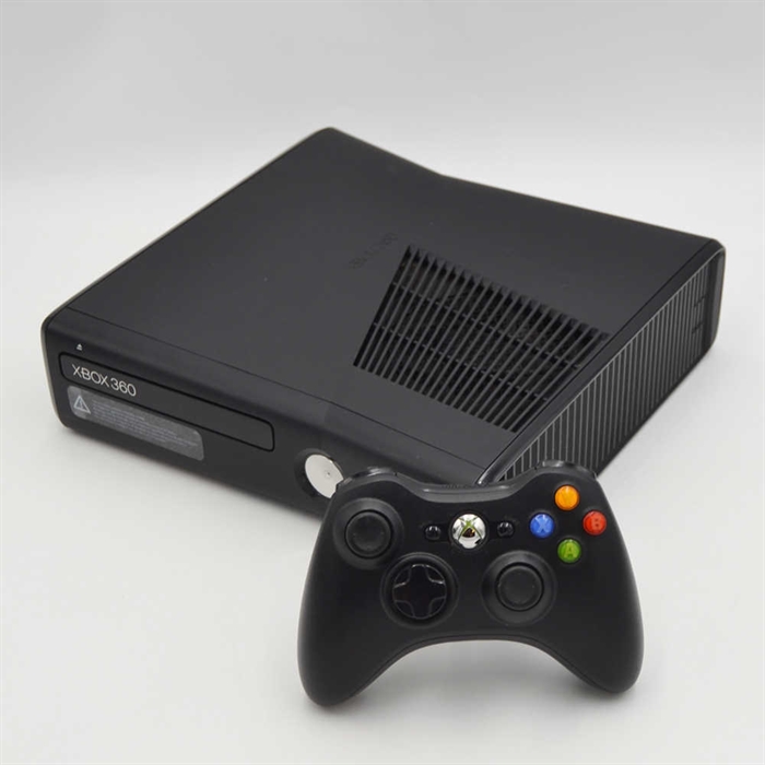 XBOX 360 Slim Konsol - Sort 4GB - SNR 533503213805 (B Grade) (Genbrug)